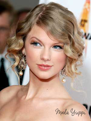 Taylor Swift abiye saç modeli